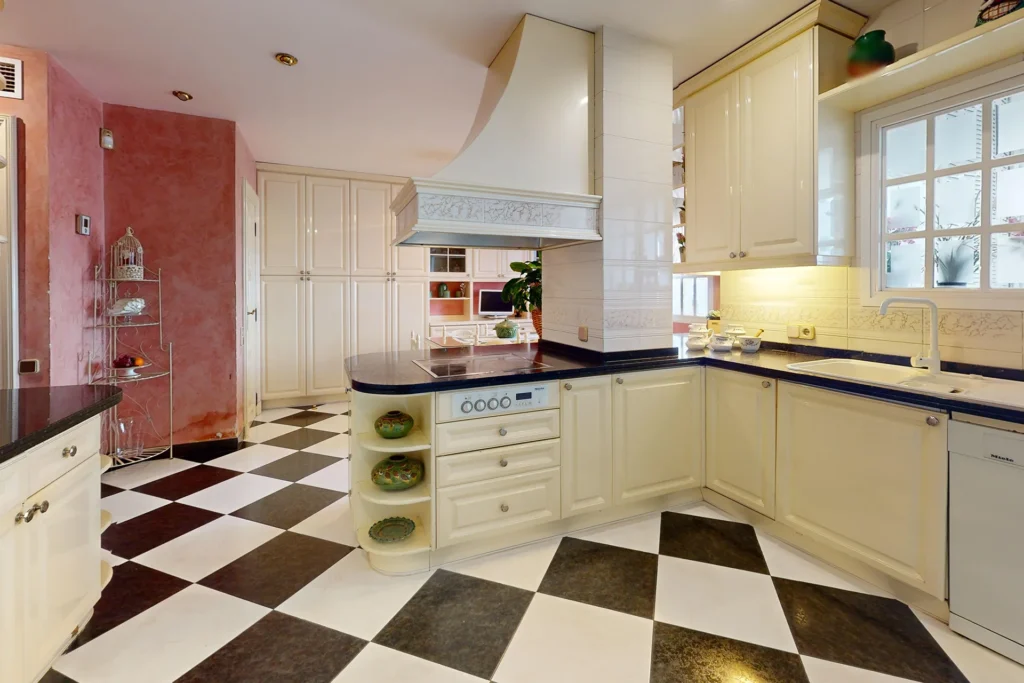 Cocina amplia con luz natural en piso señorial de Los Remedios, Sevilla