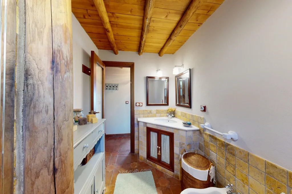 Baño completo en casa en venta en Higuera de la Sierra, Huelva