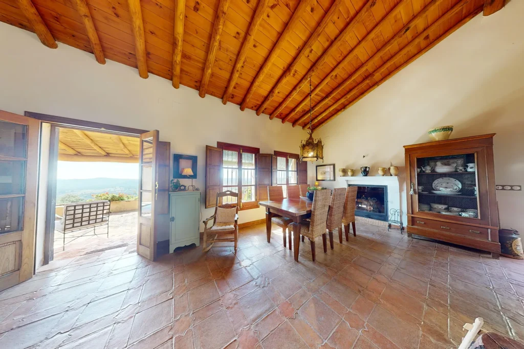 Salón amplio con techo de madera en casa en venta en Higuera de la Sierra, Huelva