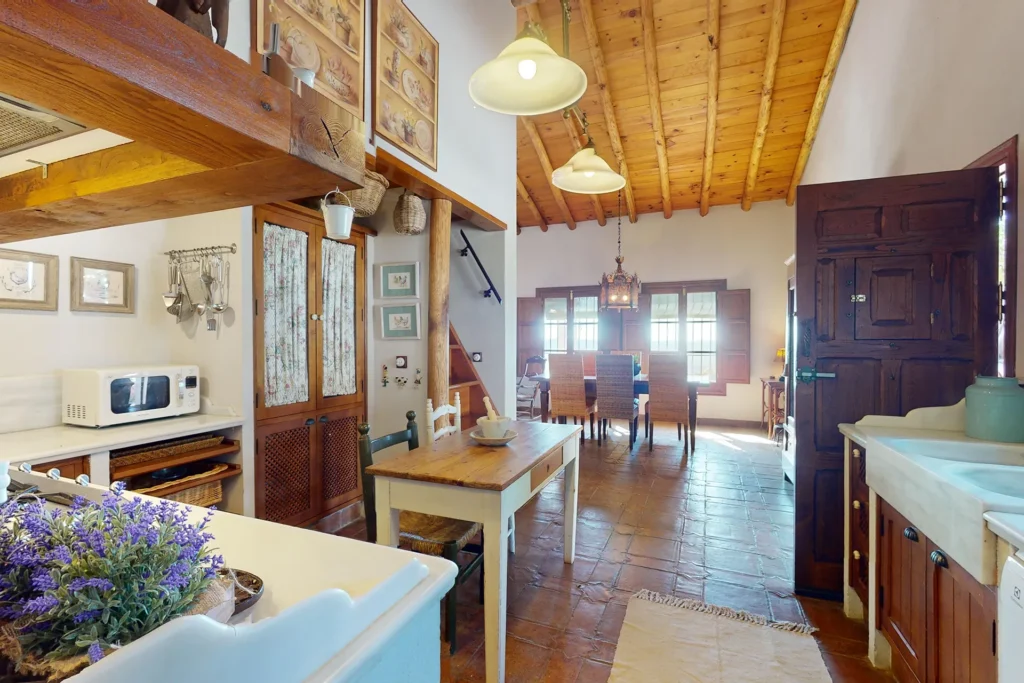 Cocina comedor con techo de madera en casa en venta en Higuera de la Sierra, Huelva