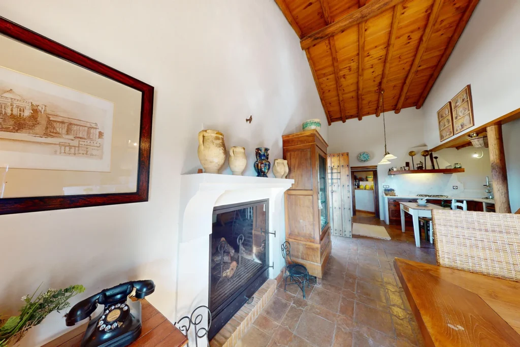 Chimenea en salón rústico de casa en venta en Higuera de la Sierra, Huelva
