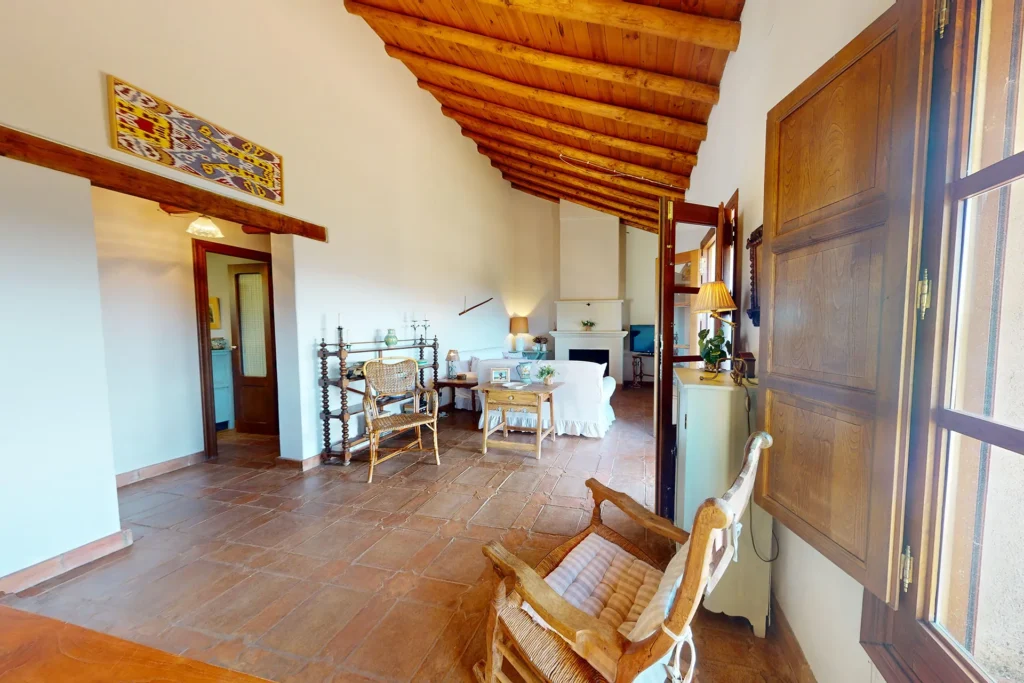 Salón luminoso con techos altos en casa en Higuera de la Sierra, Huelva