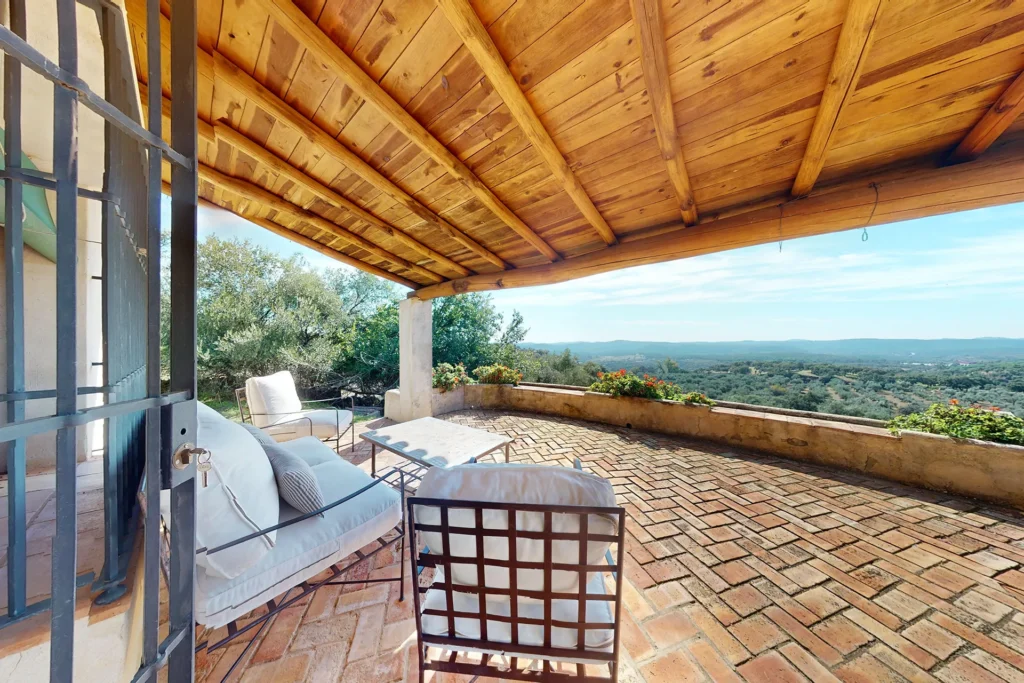 Terraza cubierta con vistas en casa en venta en Higuera de la Sierra, Huelva
