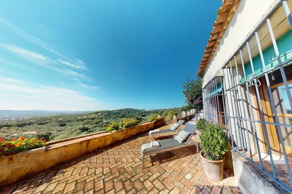 Terraza exterior con vistas abiertas en casa de Higuera de la Sierra, Huelva