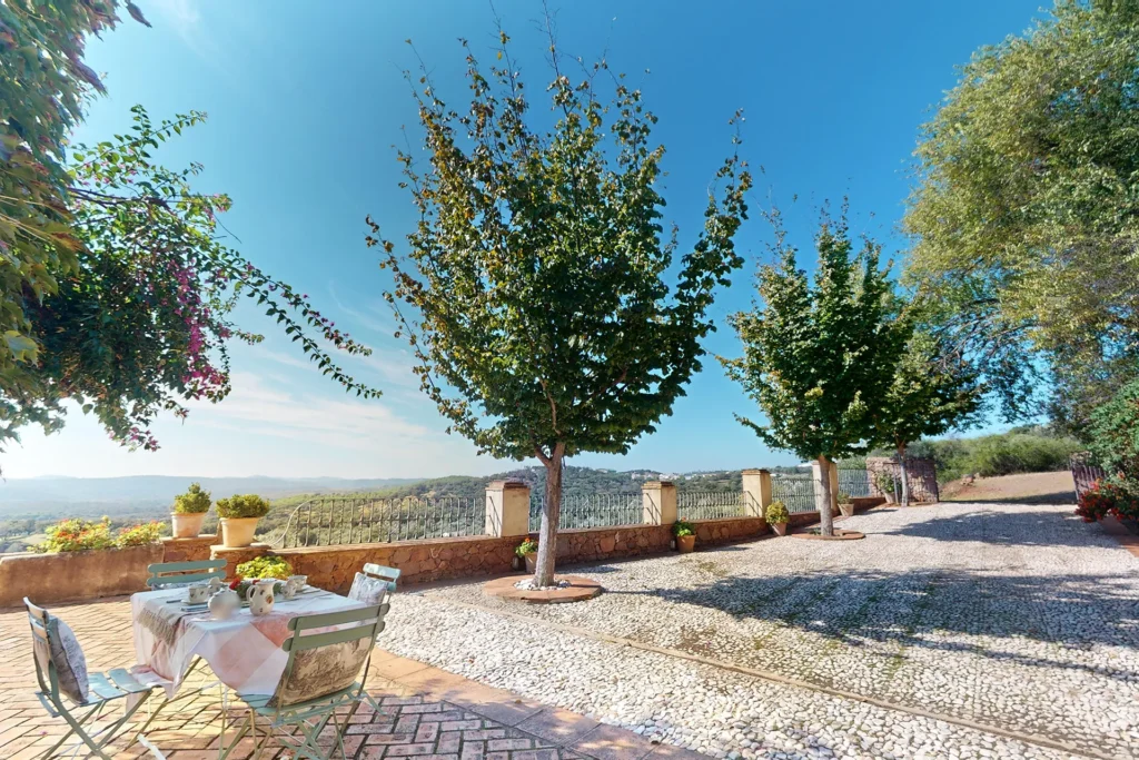 Patio exterior con árboles en casa en venta en Higuera de la Sierra, Huelva
