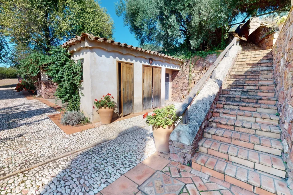 Exterior con escaleras y zona ajardinada en casa de Higuera de la Sierra, Huelva