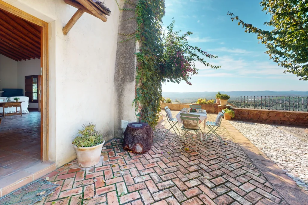 Fachada exterior con patio en casa en venta en Higuera de la Sierra, Huelva