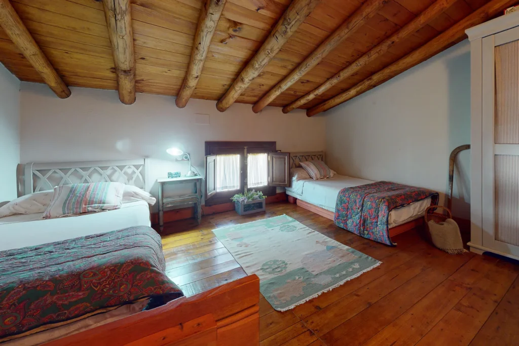 Dormitorio doble amplio en casa en venta en Higuera de la Sierra, Huelva