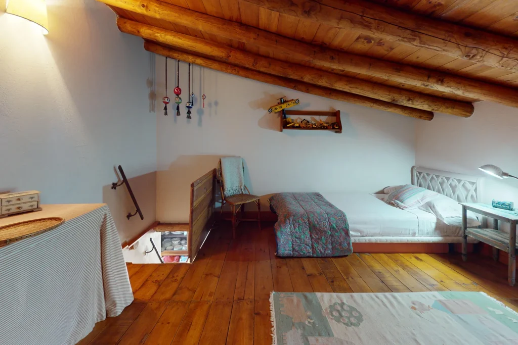 Dormitorio con techo de madera en casa en venta en Higuera de la Sierra, Huelva