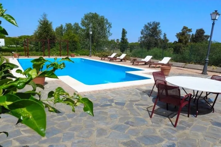 Chalet en venta en Dehesa Golf, Huelva, con piscina privada, jardín y porche exterior
