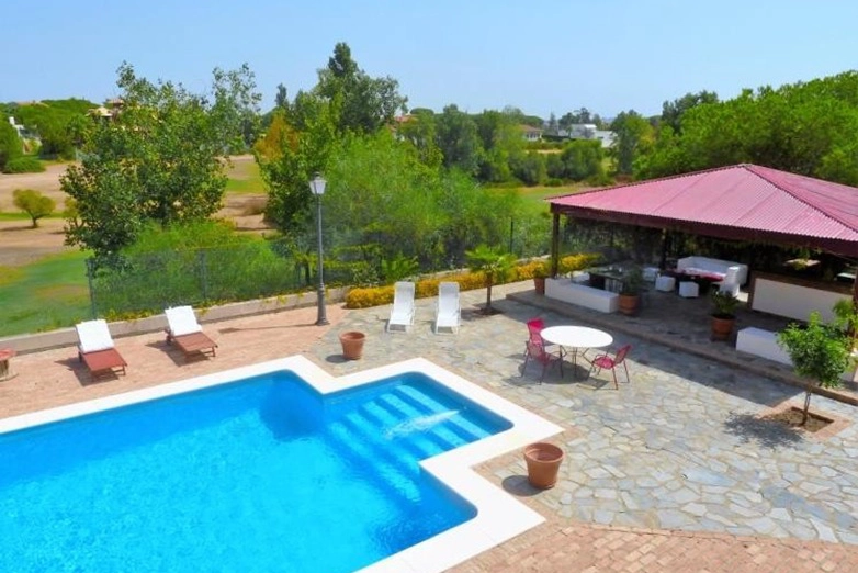 Piscina privada con zona exterior en chalet en venta en Dehesa Golf, Huelva