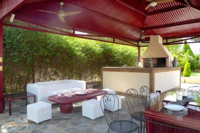 Zona de barbacoa cubierta en chalet en venta en Dehesa Golf, Huelva