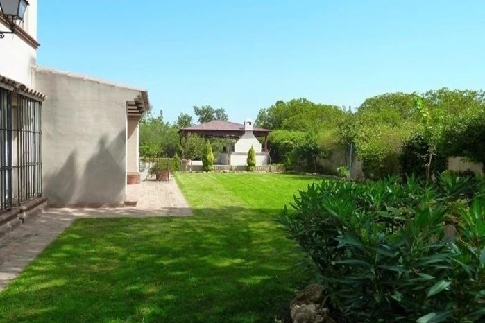 Jardín amplio en chalet en venta en Dehesa Golf, Huelva