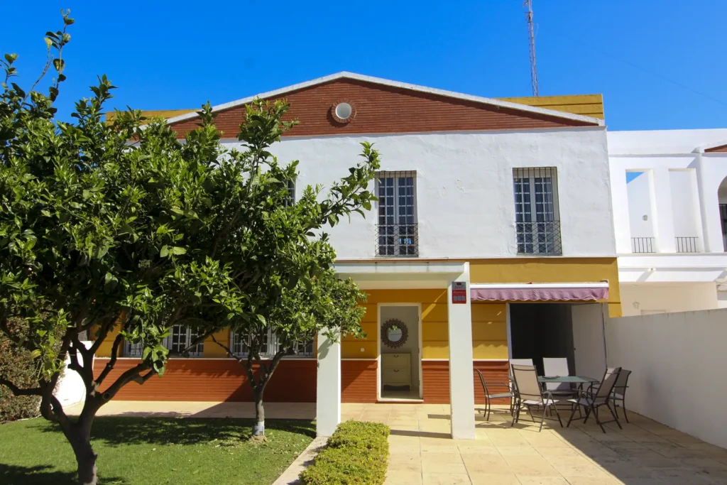 Jardín privado con terraza y zona de comedor exterior en chalet pareado en Rota