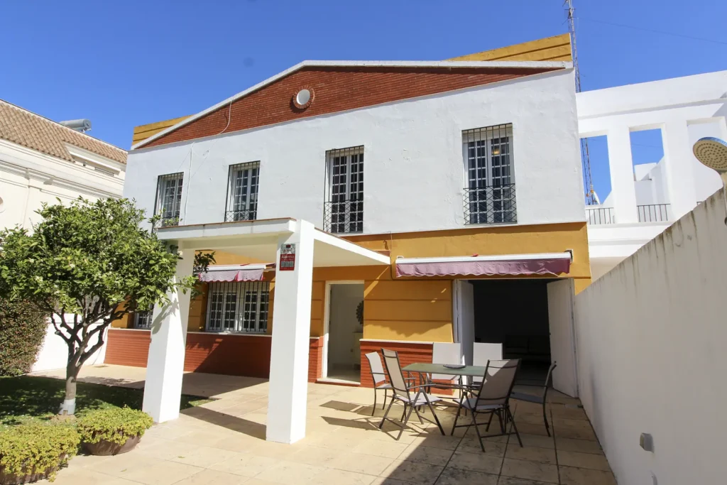 Fachada principal de chalet pareado en Avenida Sevilla, Rota