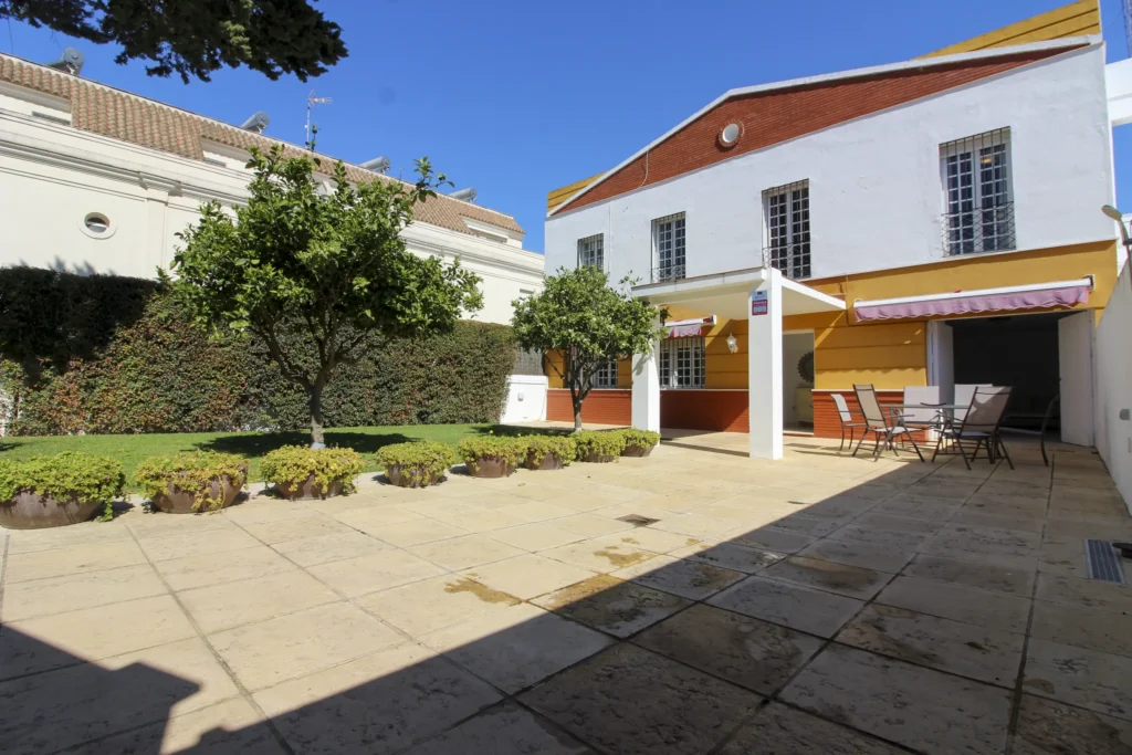 Fachada y jardín de chalet pareado en segunda línea de playa en Rota, Cádiz