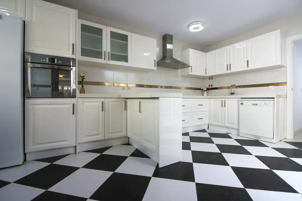 Cocina equipada con zona de comedor y acceso al exterior en chalet pareado en Rota