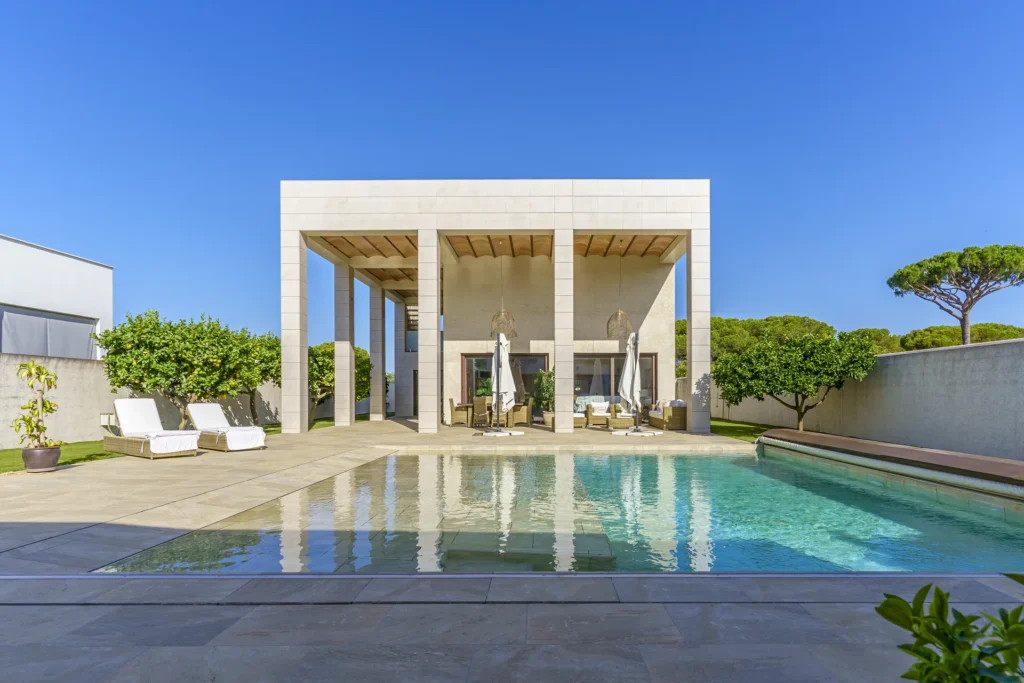 Chalet en venta en La Monacilla, Huelva, con piscina privada, jardín y diseño moderno