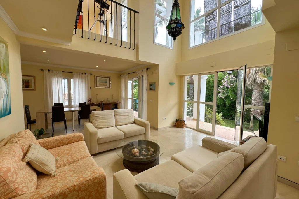 Chalet en venta en Nuevo Portil, Huelva, con piscina privada, jardín y ubicación cerca del mar y del Club de Golf Nuevo Portil