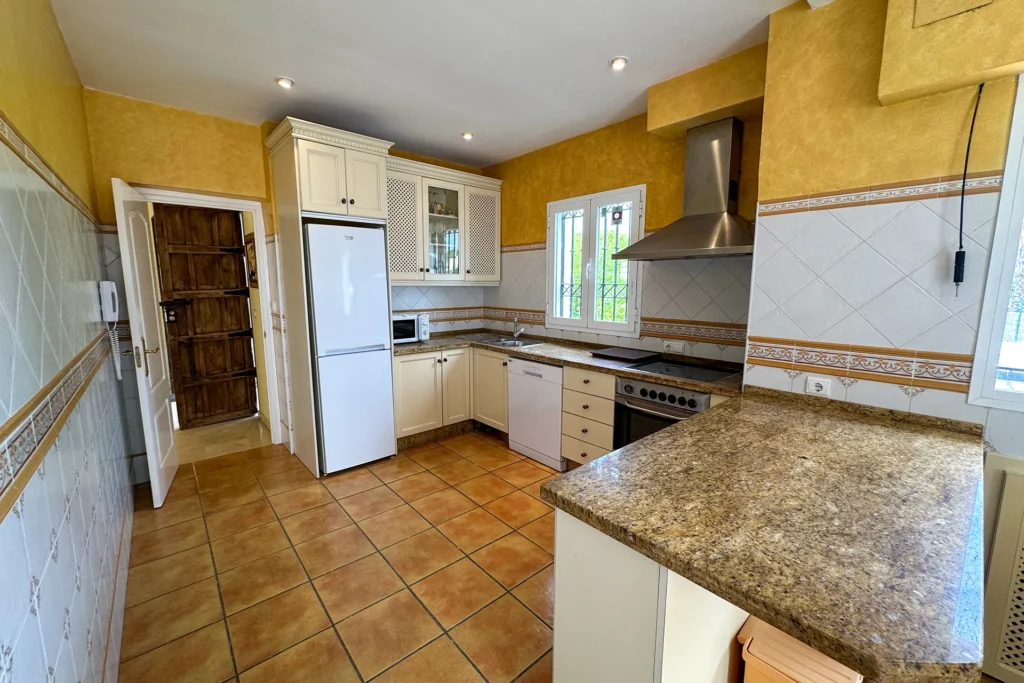 Cocina principal del chalet en Nuevo Portil