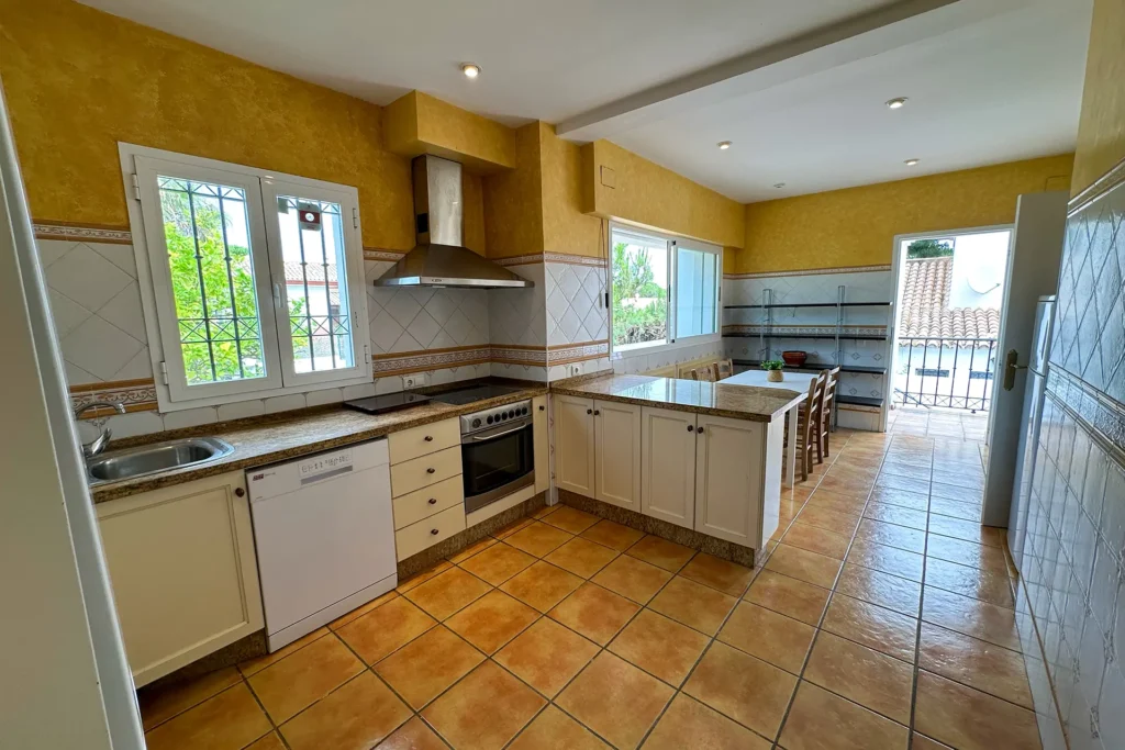 Vista general de la cocina del chalet en Nuevo Portil