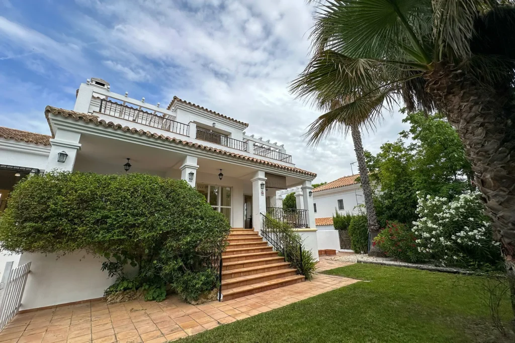 Fachada principal del chalet en Nuevo Portil