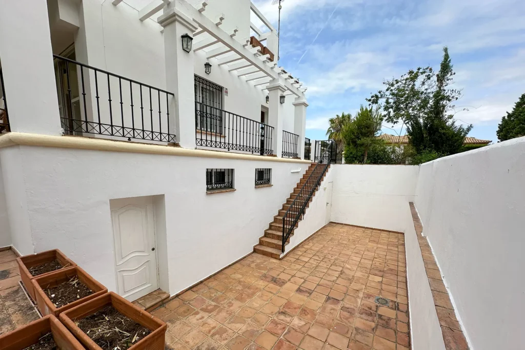 Vista general de la fachada del chalet en Nuevo Portil