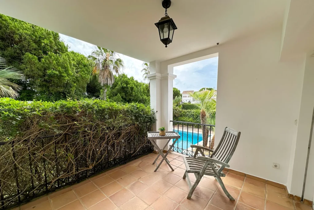 Piscina y jardín del chalet en Nuevo Portil