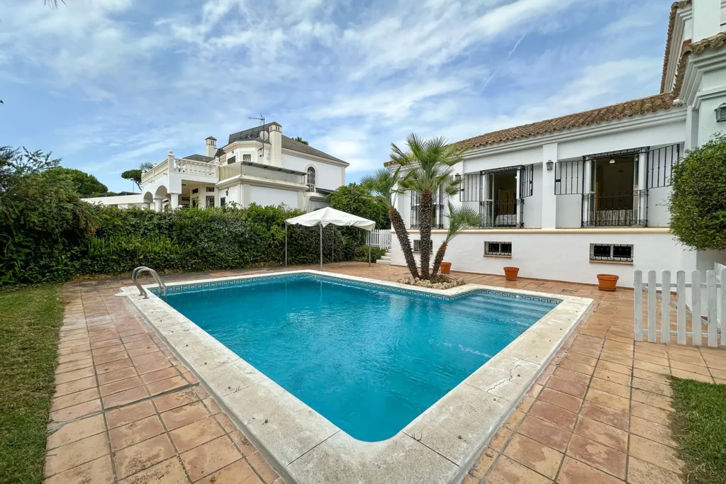Jardín exterior del chalet en Nuevo Portil