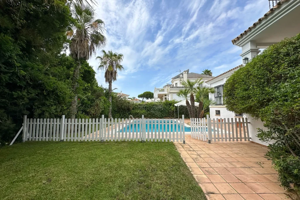 Vistas exteriores del chalet en Nuevo Portil