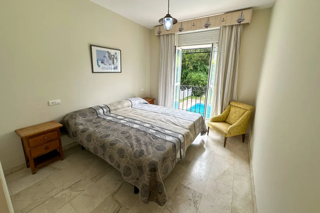 Dormitorio en suite del chalet en Nuevo Portil