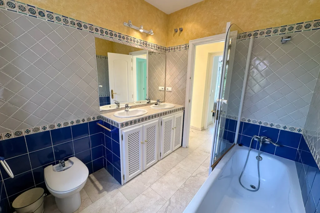 Baño principal del chalet en Nuevo Portil