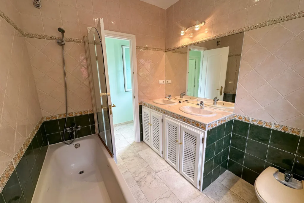 Baño en suite del chalet en Nuevo Portil