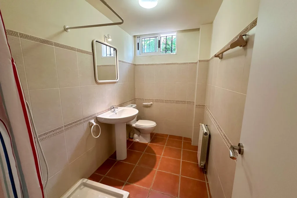 Vista general de baño del chalet en Nuevo Portil