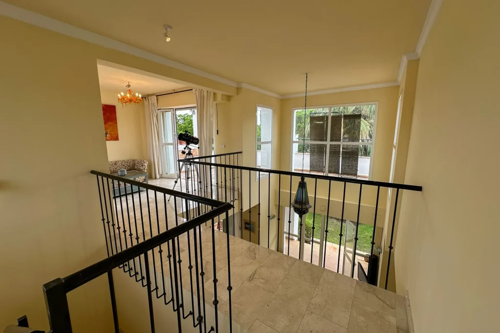 Pasillo de la planta superior del chalet en Nuevo Portil