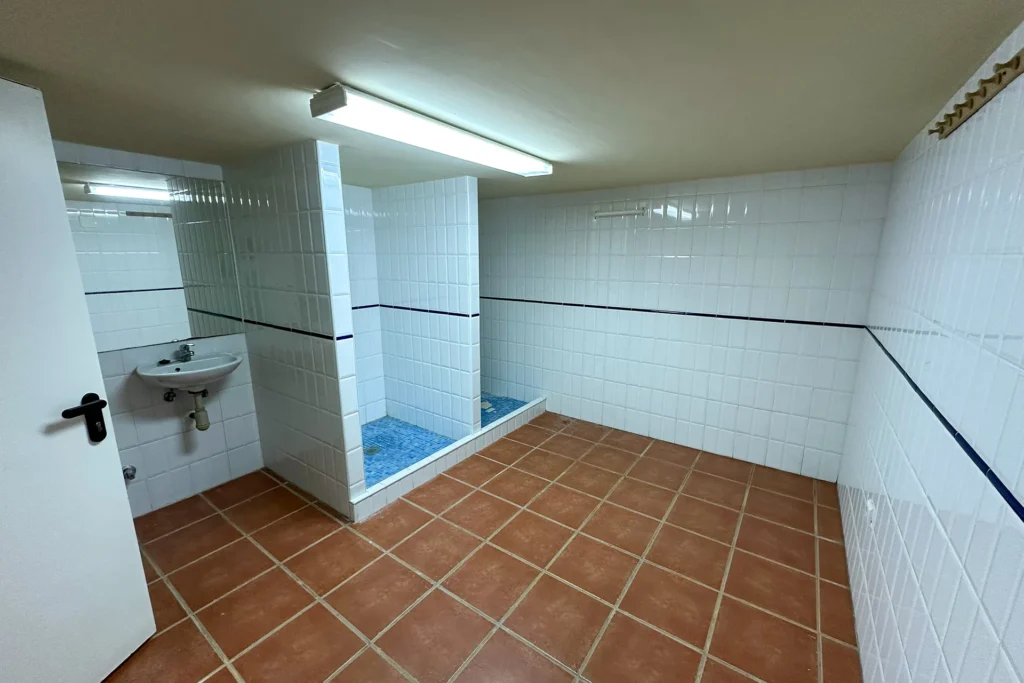 Vestuario junto a la piscina del chalet en Nuevo Portil