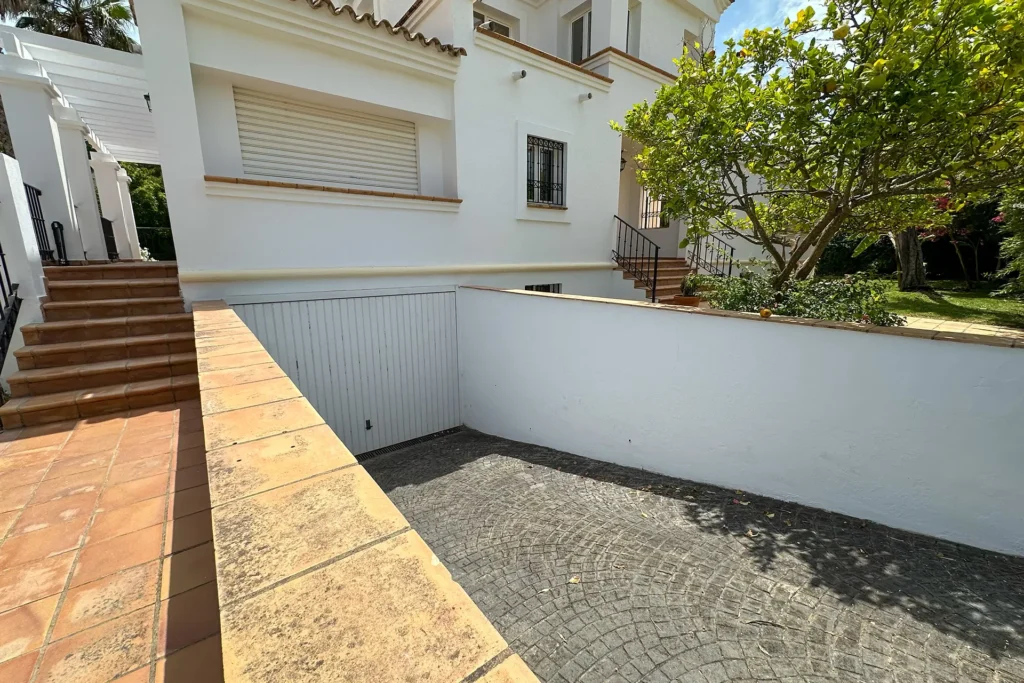 Exterior del garaje del chalet en Nuevo Portil