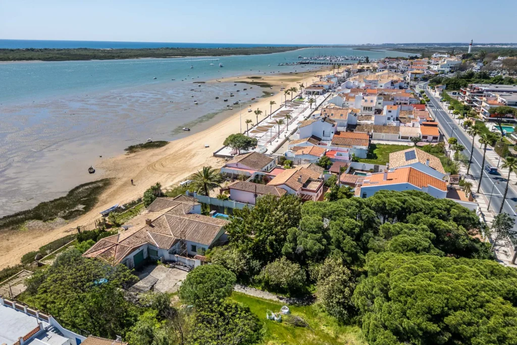 Vista aérea de vivienda en venta junto a la playa en El Rompido, Huelva