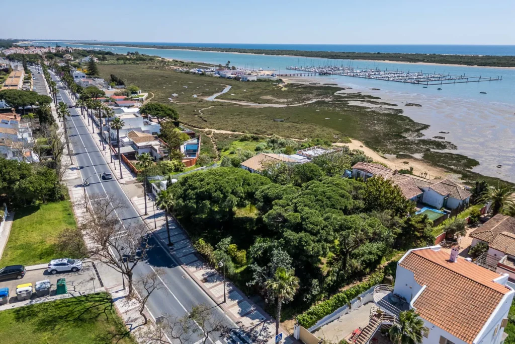 Vista aérea de vivienda con jardín y piscina en El Rompido, Huelva