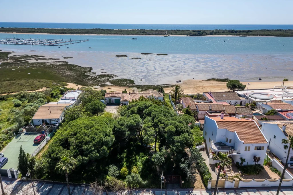 Vistas al mar y la ría en vivienda en venta en El Rompido, Huelva