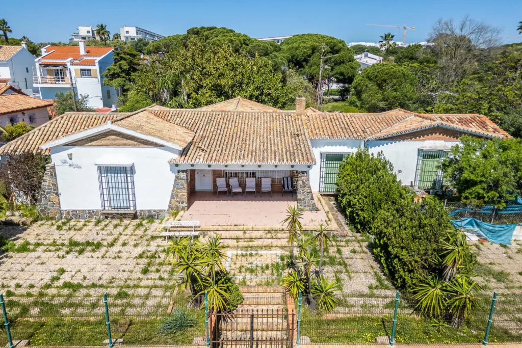 Entorno de playa junto a vivienda en venta en El Rompido, Huelva