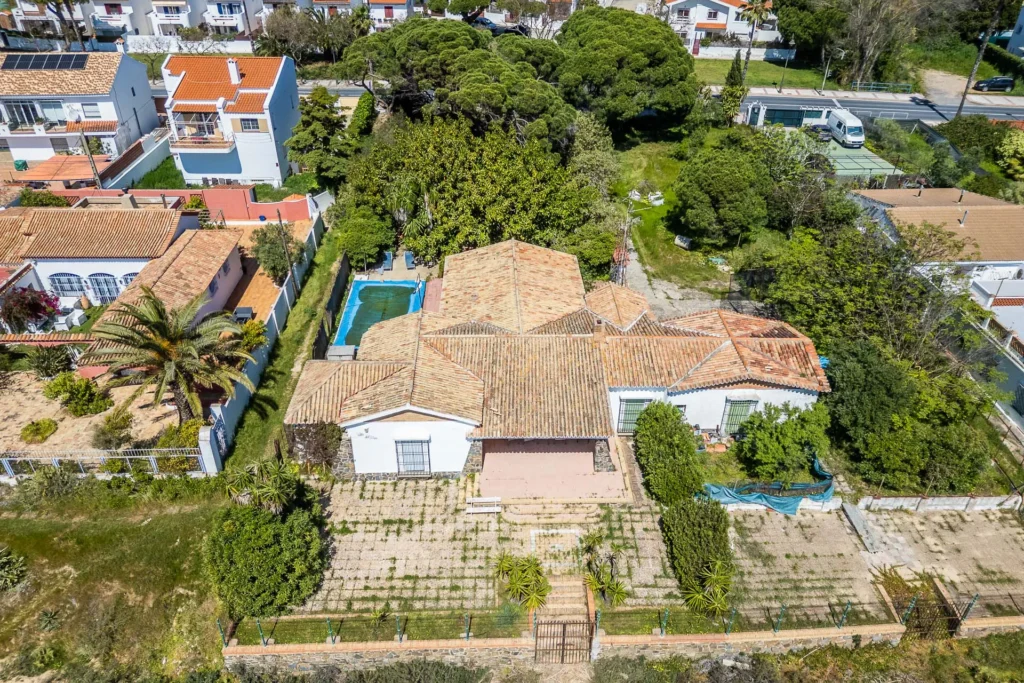 Fachada con jardín de vivienda en venta en El Rompido, Huelva