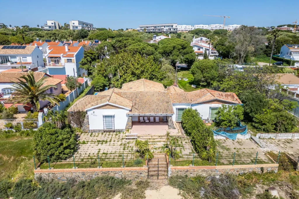 Fachada de vivienda en venta en El Rompido, Huelva, junto a la playa