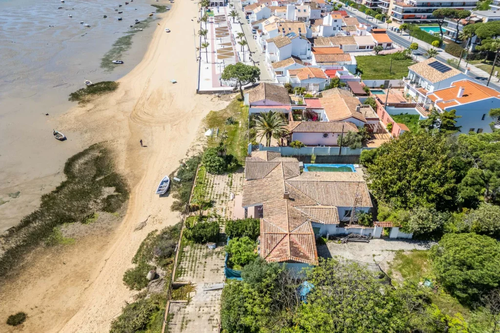 Vista superior de vivienda con piscina y parcela en El Rompido, Huelva