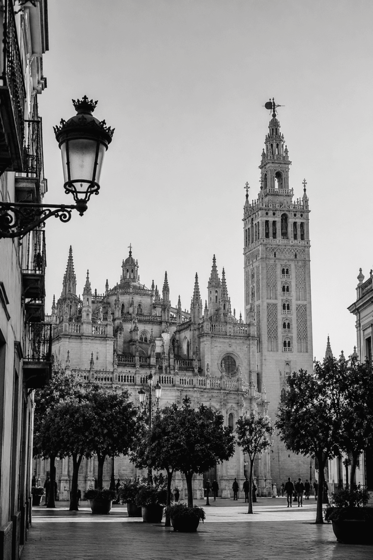 Catedral de Sevilla en blanco y negro para un artículo sobre gastos de vender una vivienda en Andalucía