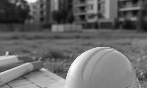 Casco de obra y planos sobre un terreno destinado a una promoción inmobiliaria