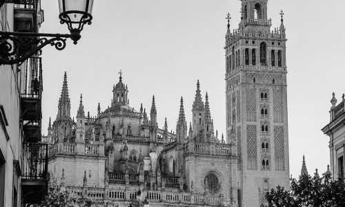 Catedral de Sevilla en blanco y negro para un artículo sobre gastos de vender una vivienda en Andalucía